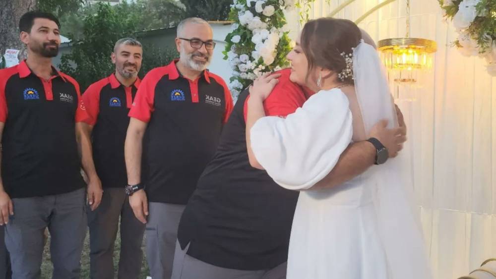 Enkazdan kurtardıkları Ezgi Küçüker'i düğününde de yalnız bırakmadılar 